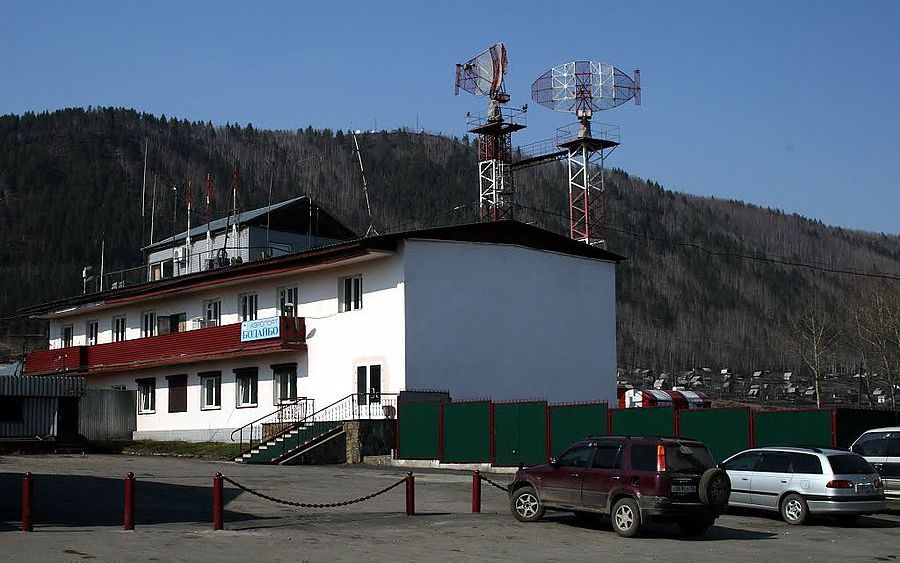 Жители Бодайбо снова жалуются на дорогие билеты до Иркутска В телеграм-канале губернатора Иркутской области Игоря Кобзева снова появились жалобы жителей Бодайбо на дороговизну авиабилетов в Иркутск. По словам бодайбинцев, стоимость билетов на рейсах «ИрАэро» составляет от 20 до 32 тысяч рублей. На июнь ещё можно приобрести билеты за 14,6 тысячи рублей. А тарифов «для местных» вообще нет. Примерно та же ситуация и с покупкой билетов на рейсы авиакомпании «Ангара». Минтранс Иркутской области ответил на эти сообщения, заявив, что полёты из Иркутска в Бодайбо и обратно осуществляются по коммерческим тарифам. Субсидируемым маршрут не является. А в 2026 году планируется включить данный маршрут в список маршрутов со спецтарифом для местных жителей. Авиаперевозчики также прокомментировали данную ситуацию. Они сообщили, что специальные тарифы для жителей Бодайбо они не отменяли, вот только купить билеты по таким тарифам можно лишь в кассах перевозчиков. #иркутск