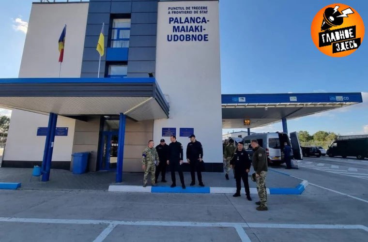 Украинский полицейский сбежал в Молдавию оставив жену в машине Согласно информации СМИ инцидент произошел у КПП Паланка на трассе Одесса Рени Мужчина внезапно остановил машину неподалеку от пропускного пункта выскочил из салона и перебежав границу скрылся на территории Молдавии По словам супруги сотрудника полиции они с мужем ехали выбирать квартиру в Измаил и она даже не подозревала что мужчина планирует побег из страны Украинские мужчины массово бегут из страны Отмечается что количество украинцев сбежавших в одну только Румынию с начала СВО составляет 26 тысяч человек Главное здесь Подписывайтесь