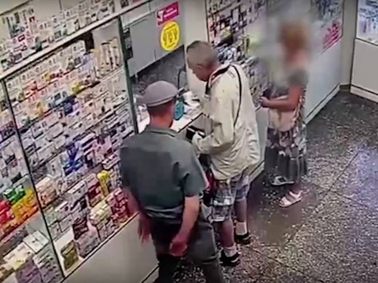 В Волжском камера сняла дерзкое ограбление на кассе в аптеке Дерзкого грабителя накануне задержали полицейские Волжского. В отдел полиции № 1 обратился 65-летний потерпевший. Как сообщили Волжский.ру в пресс-службе ГУ МВД по региону, неизвестный стал жертвой ограбления, когда находился в аптеке. Когда мужчина хотел расплатиться за покупки, неизвестный выхватил у него из рук кошелек с деньгами и убежал. Добычей преступника стали 9800 рублей наличными. Преступление попало на камеру видеонаблюдения. По подозрению в совершении грабежа установлен и задержан ранее судимый безработный 41-летний волжанин. Подробнее на Волжский.ру: #ВолжскийРу #волжский #vlz
