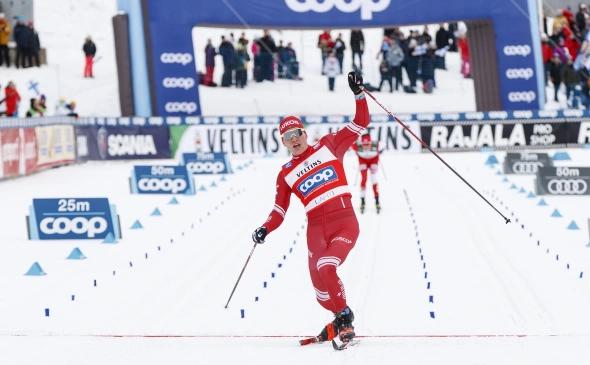 CAS признал неправомерным отстранение российских лыжников и сноубордистов Cовет FIS 21 октября решил не допускать россиян к ОИ даже в нейтральном статусе Российская сторона подала апелляцию в CAS на это решение и выиграла Ранее CAS постановил допустить российских саночников в нейтральном статусе а апелляционный трибунал IBSF признал незаконным решение конгресса об отстранении российских бобслеистов и скелетонистов Олимпиада пройдет в Милане и Кортина д Ампеццо с 6 по 22 февраля МОК 19 сентября разрешил россиянам участвовать в Играх 2026 на тех же условиях что и в Париже должны пройти отбор получить допуск от спецкомиссии При этом большинство федераций по зимним видам не допустили россиян На данный момент на Олимпиаду отобрались фигуристы Аделия Петросян и Петр Гуменник а также ски альпинист Никита Филиппов Также россия получила две квоты в шорт треке и остались еще шансы у конькобежцев