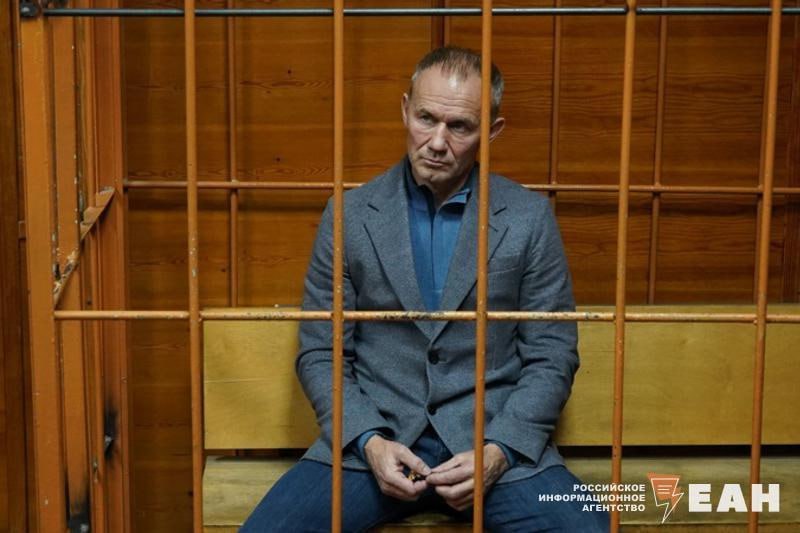 Бывший свердловский вице губернатор Олег Чемезов переведен в СИЗО Челябинска Об этом нашим коллегам из КП Екатеринбург рассказала адвокат Чемезова Мария Кирилова Не взирая на ухудшение здоровья Чемезова О Л за время проведенное им в следственном изоляторе 1 Екатеринбурга следствие с целью оказания психологического давления изоляции Олега Чемезова от близких от защитников принимает решение перед праздниками в ночь на 4 ноября этапировать Чемезова в СИЗО 7 Челябинска Несмотря на близость городов этап длился более суток в течение которых Чемезов имел возможность лишь пить теплую воду сказала Кириллова Причина перевода Чемезова в Челябинск неизвестна ЕАН писал что Олегу Чемезову предъявлено обвинение по ч 4 ст 159 УК РФ Мошенничество совершенное организованной группой либо в особо крупном размере Он проходит фигурантом дела о хищении средств из областного бюджета в размере более 1 млн рублей выделенных АО Объединенная теплоснабжающая компания ОТСК дочерняя структура АО Облкоммунэнерго EanNews