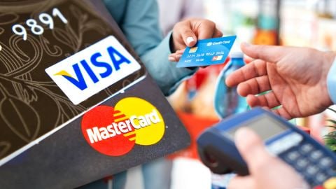 На заметку узбекскому ритейлу Visa и Mastercard согласились пойти на уступки чтобы закрыть 20 летний коллективный иск ритейлеров в США Конфликт тянется с 2005 года торговцы обвиняли сети и крупнейшие банки в антиконкурентных практиках завышении интерчейнджа и навязывании правил приёма карт В очередном проекте соглашения снижение части комиссий и смягчение двух самых спорных правил Средняя эффективная межбанковская комиссия по кредитным картам в США будет снижена на 10 базисных пунктов 0 10 на пять лет Для ориентира типичный уровень интерчейнджа в США 2 2 5 от суммы покупки и это примерно в два раза выше чем в России Для стандартных потребительских карт вводится потолок интерчейнджа на уровне 1 25 125 б п Сокращение касается именно межбанковской части то есть той доли комиссии которая идёт банкам эмитентам Собственные сборы сетей схемные и процессинговые прямых ограничений не получают Ослабляется принцип honor all cards магазины смогут сами выбирать какие типы карт принимать например отказываться от премиальных потребительских и коммерческих продуктов с повышенным интерчейнджем И более того мерчанты смогут взимать доплату с покупателей то есть прозрачнее переложить часть издержек на клиента Visa и Mastercard называют договорённость лучшим решением для всех обещают малым торговцам больше гибкости ниже издержки и понятнее правила Ассоциация ритейлеров считает уступки минимальными урезана только межбанковская часть сети сохраняют возможность повышать свои внутренние тарифы а значит потенциальная выгода может съедаться другими комиссиями Банки тоже почувствуют эффект новых условий и они им вряд ли понравятся В частности крупные эмитенты которые получают львиную долю интерчейнджа могут столкнуться с падением доходов по части операций и оборота по премиальным картам в отдельных сетях ритейла Мощный челлендж для Visa и Mastercard минимизировать эти последствия чтобы не растерять партнёров Telegram Facebook Instagram LinkedIn
