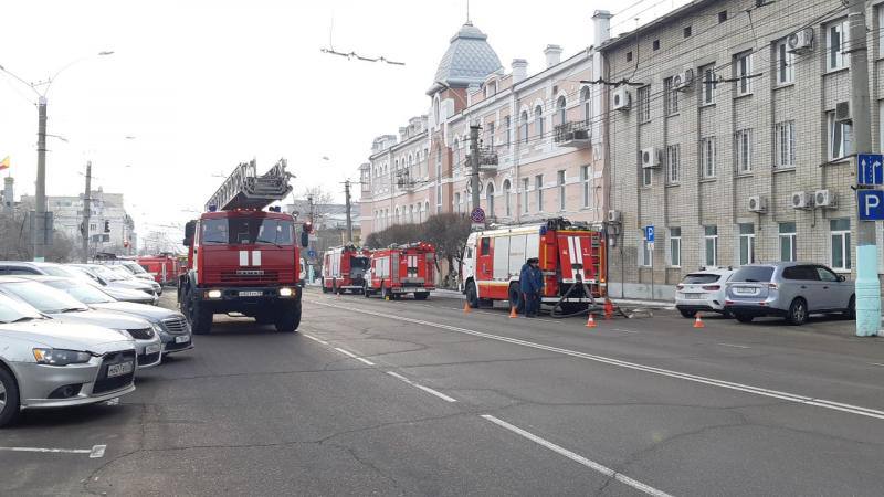 Сегодня часть улицы Бутина в Чите перекроют на время пожарных учений.    С 10:00 перекроют участок у дома 39. Жителям и водителям следует учитывать ограничения движения и не заходить на территорию учений.  Пожарные проведут осмотр здания и отработают совместные действия с другими службами.