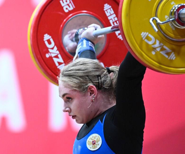 Россиянка Варвара Кузьминова установила два рекорда на молодежном чемпионате мира по тяжелой атлетике в Перу. Она победила в соревнованиях среди спортсменов до 17 лет в весовой категории до 76 кг. В общей сложности подняла 235 кг 108 кг рывок + 127 кг толчок . Россиянка установила рекорд мира по общему результату, а также рекорд России в рывке.