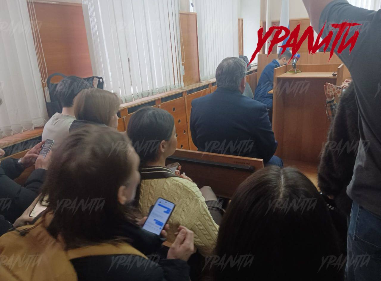 Суд закрыл процесс по делу экс министра ЖКХ Свердловской области Николая Смирнова обвиняемого в получении взятки На закрытии настаивал прокурор защита не возражала По словам обвинителя в процессе будут фигурировать материалы которые могут раскрыть тайну следствия по другим делам До закрытия процесса защита успела представить суду многочисленные грамоты и благодарности в адрес Смирнова Экс министра благодарили военные ветераны силовики и даже женский монастырь UPD Смирнов и адвокаты покинули здание разговаривать с журналистами они отказались Когда состоится следующее заседание и почему его отложили неизвестно Уралити Мы в MAX