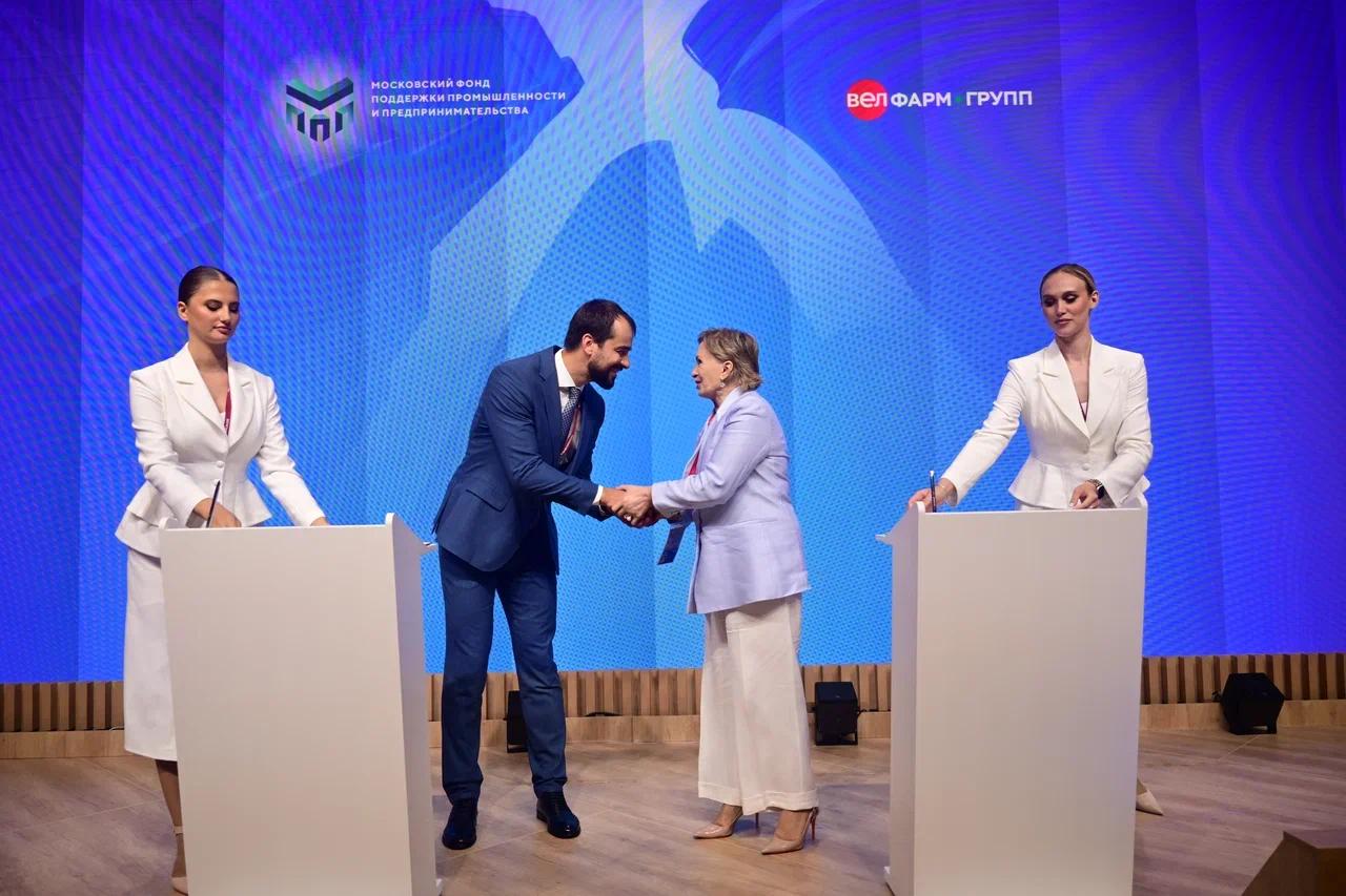 1 2 3 4 5 6 7 В Москве появится новое многофункциональное фармацевтическое производство Генеральный директор Московского Фонда поддержки промышленности и предпринимательства Сергей Чумичёв и президент Группы компаний «Велфарм Групп» Людмила Щербакова подписали соглашение, благодаря которому в ОЭЗ «Технополис Москва» начнут выпускать импортозамещающие лекарства. Компания «Велфарм-М» построит корпус, где разместятся 20 изолированных производственных участков с 22 автоматизированными технологическими линиями. Здесь будут разрабатываться, проходить доклинические и клинические исследования, регистрироваться и выпускаться в различных лекарственных формах препараты для терапии онкологических, гормональных и орфанных заболеваний. #МоспромНаПМЭФ