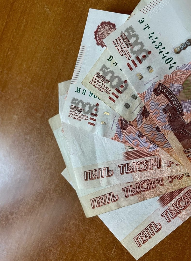 В Курской области за полгода выявили 17 поддельных купюр. Это на одну меньше, чем за аналогичный период 2024 года.  Как сообщили специалисты, среди подделок больше всего оказалось пятитысячных купюр — их выявили семь штук. Также зафиксированы две поддельные банкноты номиналом в две тысячи и восемь — номиналом в одну тысячу рублей.  Курская Telega / Прислать новость