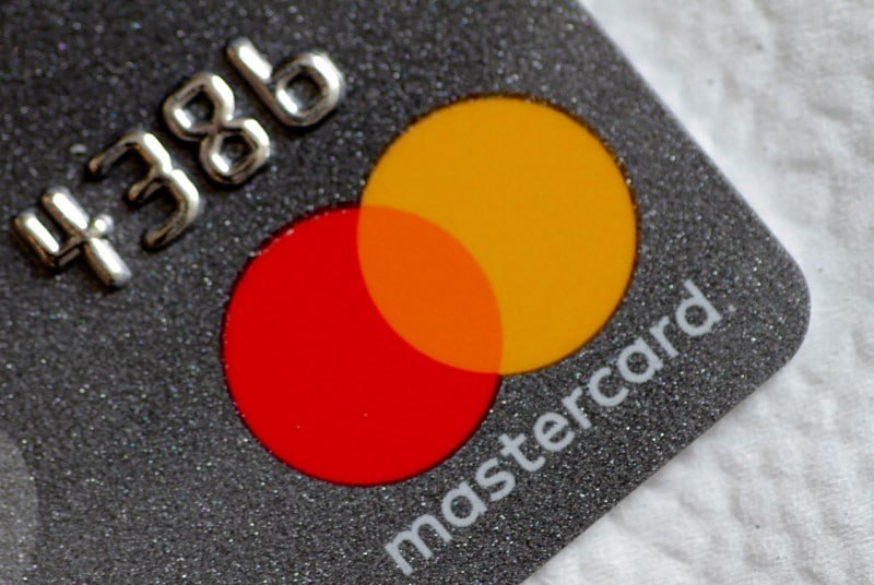 Платежная система Mastercard ведет переговоры о покупке криптостартапа Zerohash за 1 5 2 млрд пишет Fortune со ссылкой на источники знакомые с ходом обсуждения Издание допускает что сделка еще может не состояться но указывает что если соглашение будет подписано это станет заметным вложением Mastercard в стейблкоиновую индустрию MA Криптокомпания Zerohash основана в 2017 году в Чикаго она специализируется на разработке решений для использования стейблкоинов и криптовалютных платежей Ее филиалы представлены в Бразилии на Бермудских островах а дочки располагаются в таких странах как Австралия Нидерланды Польша и Новая Зеландия jkinvest news jkinvest