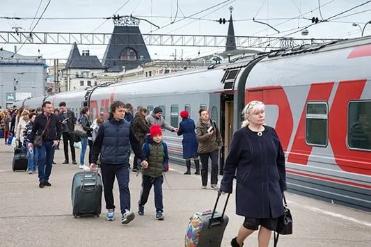 В России в пилотном режиме запустили сервис посадки в поезд по биометрии Подтверждение личности пассажира проводится при посадке с помощью портативного устройства проводника При этом остается выбрать способ удостоверить личность с помощью биометрии или по паспорту На данный момент сервис доступен в пилотном режиме в поездах скоростного сообщения РЖД на начальных станциях маршрутов Москва Кострома Москва Иваново и Москва Нижний Новгород На период пилотной эксплуатации сервиса пассажиру следует иметь при себе удостоверяющий личность документ данные которого были использованы при покупке билета отметил вице премьер РФ Дмитрий Григоренко Такое нам надо Подписаться на truekpru Читать нас в MAX