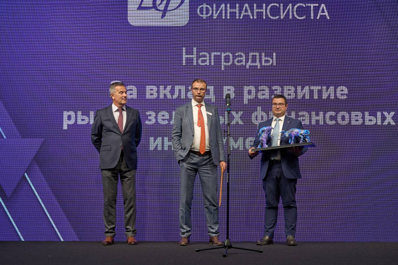 Совкомбанк лидер ответственного финансирования На Всероссийской премии Репутация приуроченной ко Дню финансиста Совкомбанк был отмечен за значительный вклад в развитие рынка финансовых инструментов устойчивого развития Награду получил управляющий директор банка Андрей Королёв Банк отмечен за участие в выпуске первых в России облигаций устойчивого развития лизинговой компании и вклад в развитие ESG консалтинга В сделке с ГТЛК Совкомбанк выступил как Организатор выпуска Агент по размещению ESG консультант Этот проект стал важным шагом для всего российского рынка ответственного финансирования Премия Репутация учреждена Ассоциацией развития финансовой грамотности при поддержке Банка России и вручается за достижения укрепляющие доверие к финансовому рынку Награда подтверждает лидерство Совкомбанка в области ответственного финансирования и социальных инвестиций и нашу приверженность проектам которые меняют жизнь к лучшему sovcombanknews