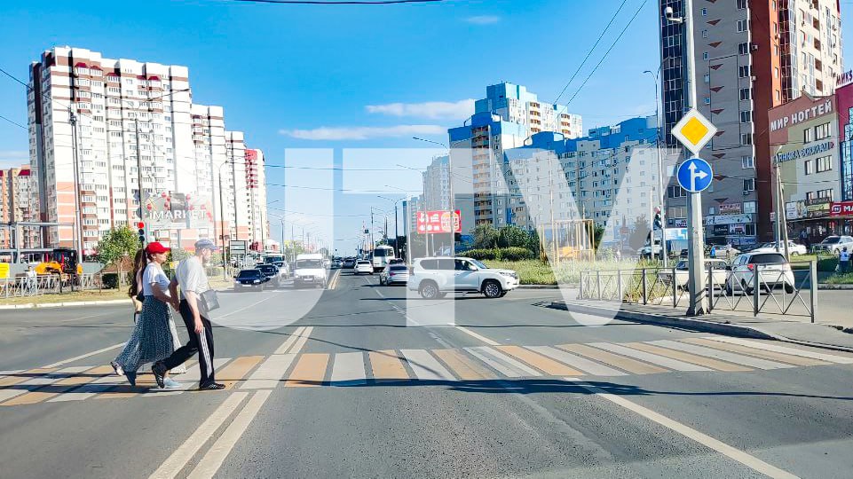 На Салмышской в Оренбурге вступила в силу новая схема движения  Теперь на перекрёстках Салмышской с Есимова и Высотной запрещены разворот и поворот налево в обоих направлениях.      Оренбуржье