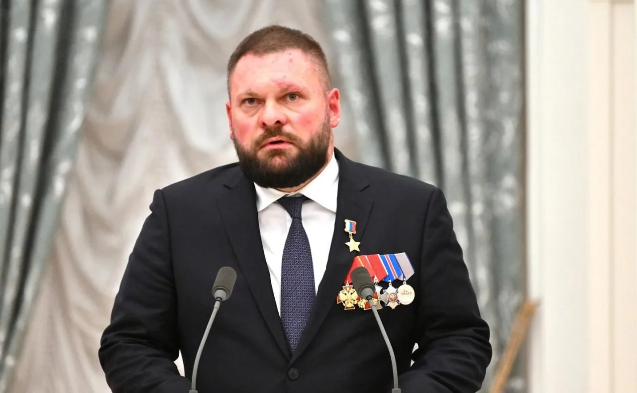 Единая Россия выступила против неоправданных и чрезмерных практик маркировки и отмены ряда литературных музыкальных и кино произведений Как отметил член Генсовета партии Герой России Евгений Поддубный вступление в силу закона о запрете пропаганды наркотиков не повод запрещать все что кому то покажется связанным с ними в художественных произведениях Уже есть факты вымарывания слов в книгах запретов доступа к песням вырезании сцен из фильмов Причем речь часто идет и о классике произведениях относящихся к золотому фонду российской культуры Единая Россия выступает против откровенной глупой и вредной цензуры в литературе кино и музыке считает политик По мнению Поддубного такие ситуации возникают из за перегибов в ряде ведомств и на местах из за чего практика вступает в конфликт со здравым смыслом Не каждое упоминание наркотиков по его словам является их пропагандой Достаточно прочитать закон чтобы это понять Необходим взвешенный и тонкий подход Нужно дать больше возможностей профессиональным организациям связанным с книгоизданием созданием музыкальных произведений кинофильмов высказать свою позицию и избавить российскую культуру от разного рода излишних и откровенно неразумных запретов и сложностей связанных с распространением литературы кино и музыки подчеркнул Поддубный