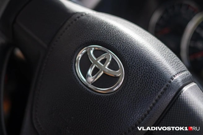 Полиция задержала подозреваемого в наезде на двух мужчин на улице Сахалинской во Владивостоке 25 летнему иностранному гражданину вменяют хулиганство Инцидент произошёл в районе дома 13 на улице Сахалинской по данным прокуратуры в районе дома 3 Момент конфликта таксиста с пассажирами и наезда попал на камеру видеонаблюдения и разошёлся по социальным сетям По информации пресс службы прокуратуры Приморья водитель автомобиля Toyota Aqua поссорился с двумя пассажирами прямо во время поездки Мужчины предположительно находившиеся в состоянии опьянения требовали остановить машину и выпустить их из салона Между сторонами вспыхнула словесная перепалка которая быстро переросла в агрессию вышедшие на улицу молодые люди наносили удары по кузову машины один из них пнул автомобиль Судя по видеозаписи водитель несколько раз пытался уехать После очередной попытки он направил автомобиль прямо на мужчин Машина сбила обоих протащила их на капоте несколько метров и сбросила на асфальт по разные стороны кузова Между манёврами таксист случайно врезался в припаркованный у дома автомобиль по разным данным это могла быть Toyota Corolla Fielder либо Toyota Axio После наезда таксист попытался скрыться двигаясь по тротуару Автомобиль съехал по лестничному спуску с косогора и врезался в дерево Сразу после столкновения водитель бросил авто в одном из дворов выбежал из салона и скрылся Разбитую Toyota Aqua перевезли на штрафстоянку на эвакуаторе О состоянии пострадавших официальной информации пока нет На опубликованных кадрах видно что после наезда мужчины самостоятельно поднялись на ноги и разошлись в разные стороны Через некоторое время после инцидента некий житель Владивостока обратился в дежурную часть полиции с заявлением о том что неизвестный водитель сбил пешеходов на придомовой территории повредил припаркованный автомобиль и покинул место ДТП Позже в пресс службе полиции Приморья раскрыли детали конфликта Оказалось что таксист и пассажиры знакомы между собой а событиям зафиксированным на камере видеонаблюдения предшествовала драка Получив телесные повреждения мужчина сел за руль и пытаясь уехать совершил наезд на оппонентов Личность злоумышленника установлена им оказался 25 летний иностранный гражданин Мужчина задержан рассказали в полиции В региональном управлении Следственного комитета сообщили о возбуждении уголовного дела на иностранного специалиста за хулиганство Прокуратура продолжает держать на контроле ход и результаты процессуальной проверки Правоохранительные органы устанавливают все обстоятельства произошедшего в том числе степень вреда причинённого пострадавшим Подписаться в Telegram    Подписаться в MAX