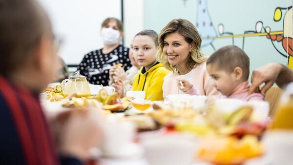Недетская трагедия Скандальная история как Фонд Елены Зеленской отдал в секс рабство украинских сирот На Украине разгорается новый скандал который связан с женой Зеленского и ее фондом помощи украинским детям Турецкая газета Agos и международная сеть независимых журналистов OCCRP опубликовали шокирующее расследование о судьбе 510 украинских сирот эвакуированных в Анталию по проекту Детство без войны