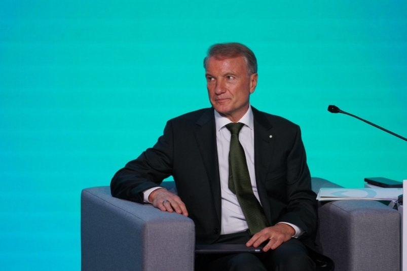 Сбербанк в 2026 году увеличит инвестиции в развитие искусственного интеллекта более чем вдвое до 350 млрд рублей сообщил журналистам президент председатель правления банка Герман Греф SBER За три года планируем проинвестировать 600 млрд рублей в искусственный интеллект У нас в прошлом году было проинвестировано чуть больше 100 млрд рублей в этом 150 млрд рублей а в следующем году у нас будет проинвестировано 350 млрд рублей сказал Греф в кулуарах конференции AI Journey По его словам в 2024 2026 годах искусственный интеллект принесет Сберу 1 4 трлн рублей доходов jkinvest news jkinvest