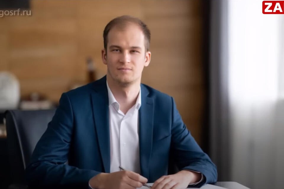 В Чите перед судом предстанет фигурант дела о хищении 1 4 млрд рублей Генпрокуратура утвердила обвинительное заключение в отношении бизнесмена Станислава Неверова которому вменяют хищение средств выделенных на газификацию и строительство соцобъектов Дело направлено в Центральный районный суд Читы Что ему предъявлено Мошенничество по версии следствия в 2022 2024 годах Неверов похитил 558 млн рублей выделенных на строительство школ садов и объектов газоснабжения Отмывание доходов ещё 833 9 млн рублей были переведены по фиктивным договорам на счета подконтрольных фирм Компания Неверова участвовала и в проекте газификации Читы Сам он ранее уже был осуждён по другому делу На его имущество на сумму 10 7 млн рублей наложен арест ZAB RU Проголосовать