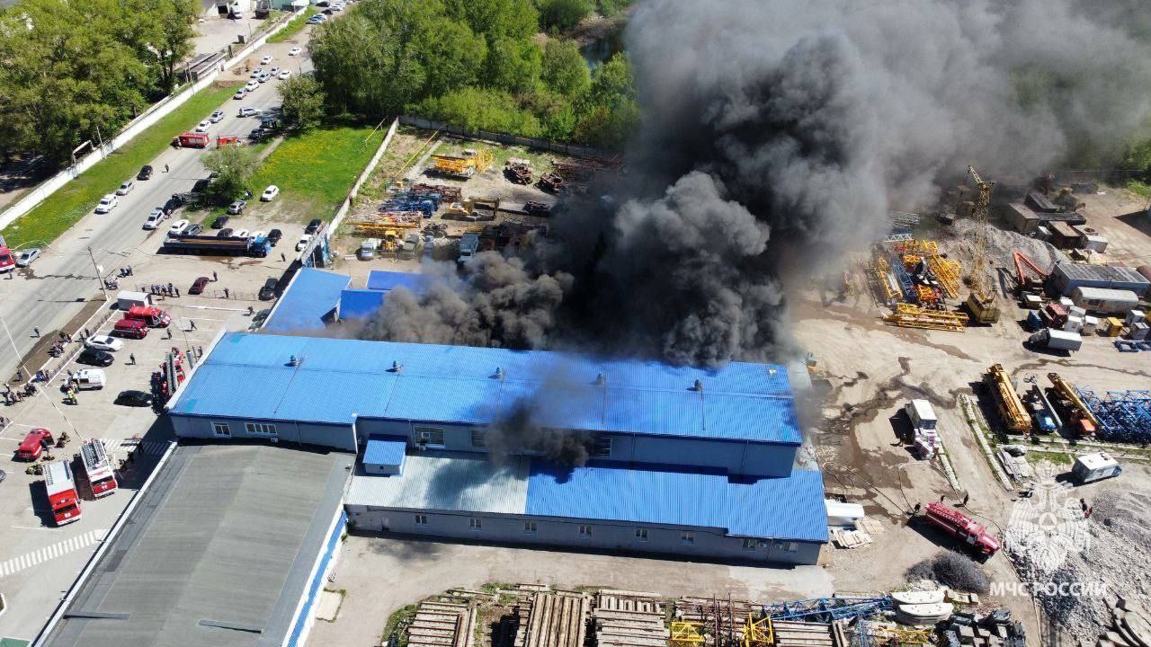 Пожар в Уфе МЧС: Происходит горение кровли административного четырехэтажного здания на Индустриальном шоссе. Площадь возгорания 400 квадратных метров, наблюдается сильное задымление. На тушение подано 10 пожарных стволов. Эвакуированы 40 человек. К реагированию привлечены 65 человек и 20 единиц техники. Честно говоря - подписывайтесь