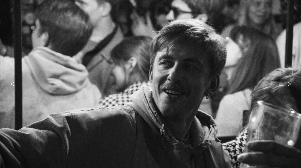 Фильм Картины дружеских связей Сони Райзман выйдет в прокат 19 марта Прокатчик кинокомпания Пионер Один зимний день и одна ночь из жизни тридцатилетних друзей бывших однокурсников Им нужно преодолеть бытовые трудности чтобы встретиться и проводить Сашу надолго покидающего Москву В ролях Александр Паль Мария Карпова Евгений Цыганов Руслан Братов Гоша Токаев и другие Картины дружеских связей получили награды фестиваля актуального российского кино Маяк 2025 в номинациях Лучшая работа режиссера и Лучшая женская роль Мария Карпова Производство Озеро и Stereotactic