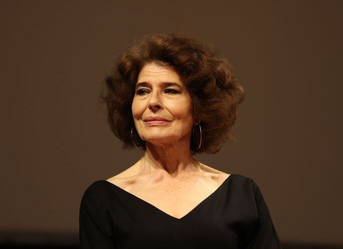 Французская актриса Фанни Ардан получила премию Золотая маска наиболее престижную театральную награду России Ардан отметили за поддержку театрального искусства страны Другими лауреатами почетных наград стали актрисы Ирина Муравьева и Людмила Чурсин а также театровед Борис Любимов Им присудили премии За выдающийся вклад в развитие театрального искусства Больше новостей в Daily News