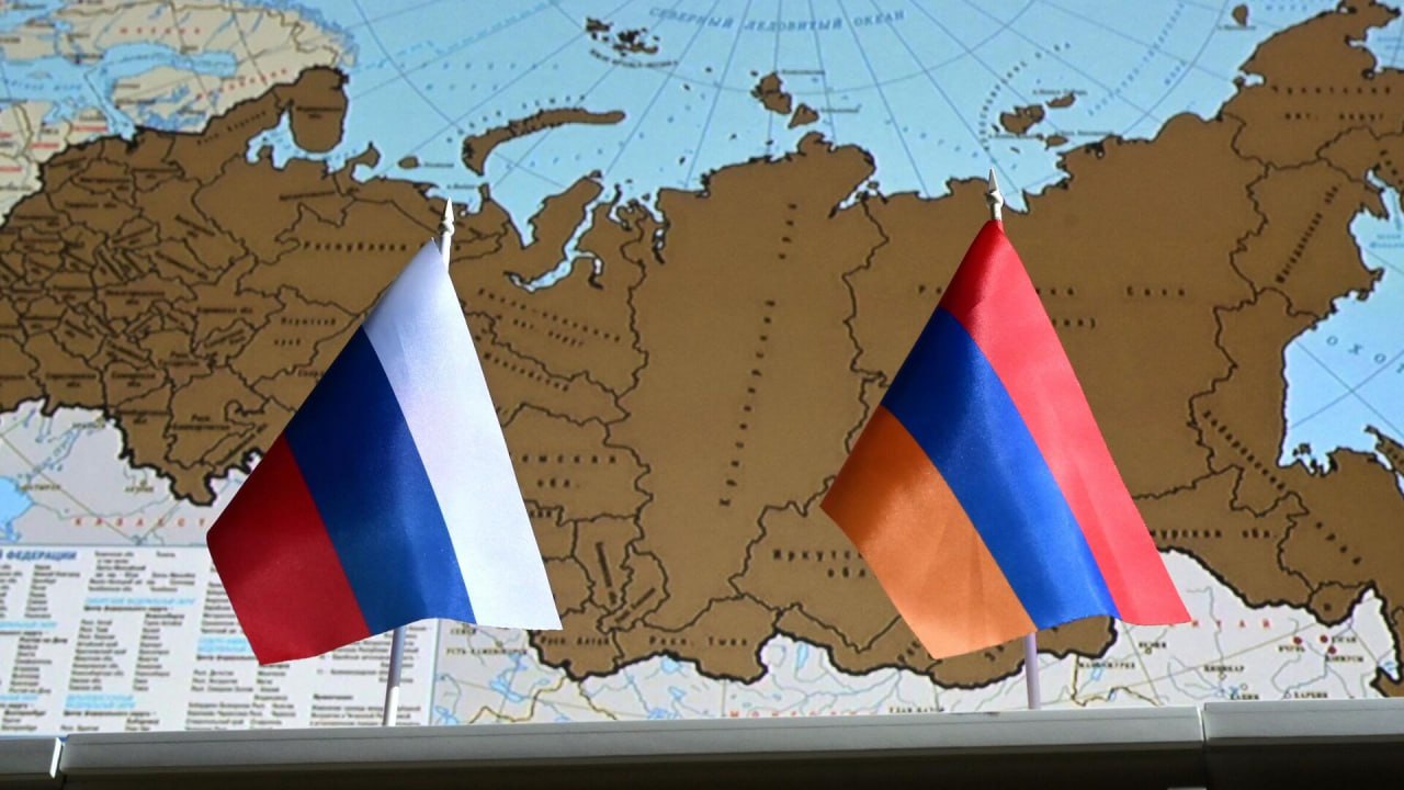 Москва находится в контакте с Ереваном, в том числе — по вопросам, связанным с делом предпринимателя Самвела Карапетяна, заявил Дмитрий Песков. Официальный представитель Кремля подчеркнул, что Армения — важный союзник России. Отношения с ней — развитые и многопрофильные.