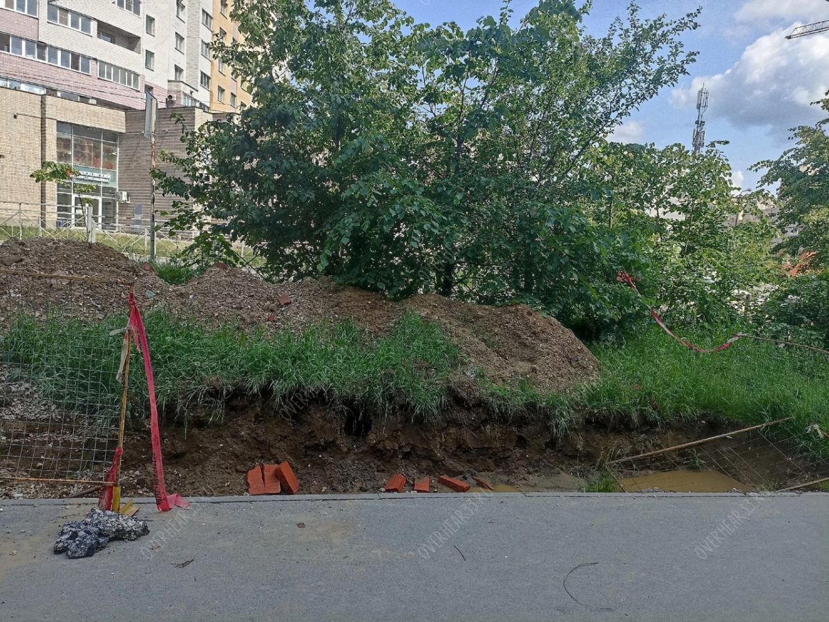 Жители Владимира жалуются на неогороженную траншею на одной из улиц города Владимирцы жалуются на неогороженную траншею на одной из улиц города. Пост об этом появился в паблике «Подслушано во Владимире». ↗ Прислать новость Подписаться