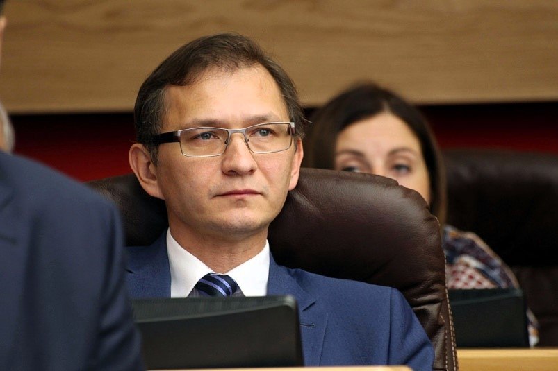 Андрей Южаков назначен заместителем председателя правительства Иркутской области. Экс-вице-мэр Иркутска Андрей Южаков получил новую должность — он стал заместителем председателя правительства Иркутской области. В его обязанности войдёт координация работы Министерства цифрового развития, Министерства культуры, Министерства спорта и Министерства молодёжной политики региона. Южаков имеет значительный опыт в органах власти. Он занимал пост вице-мэра администрации города Иркутска, а ранее, с 2015 года, он работал первым заместителем руководителя аппарата губернатора Иркутской области, а до этого являлся пресс-секретарём регионального отделения партии «Единая Россия».