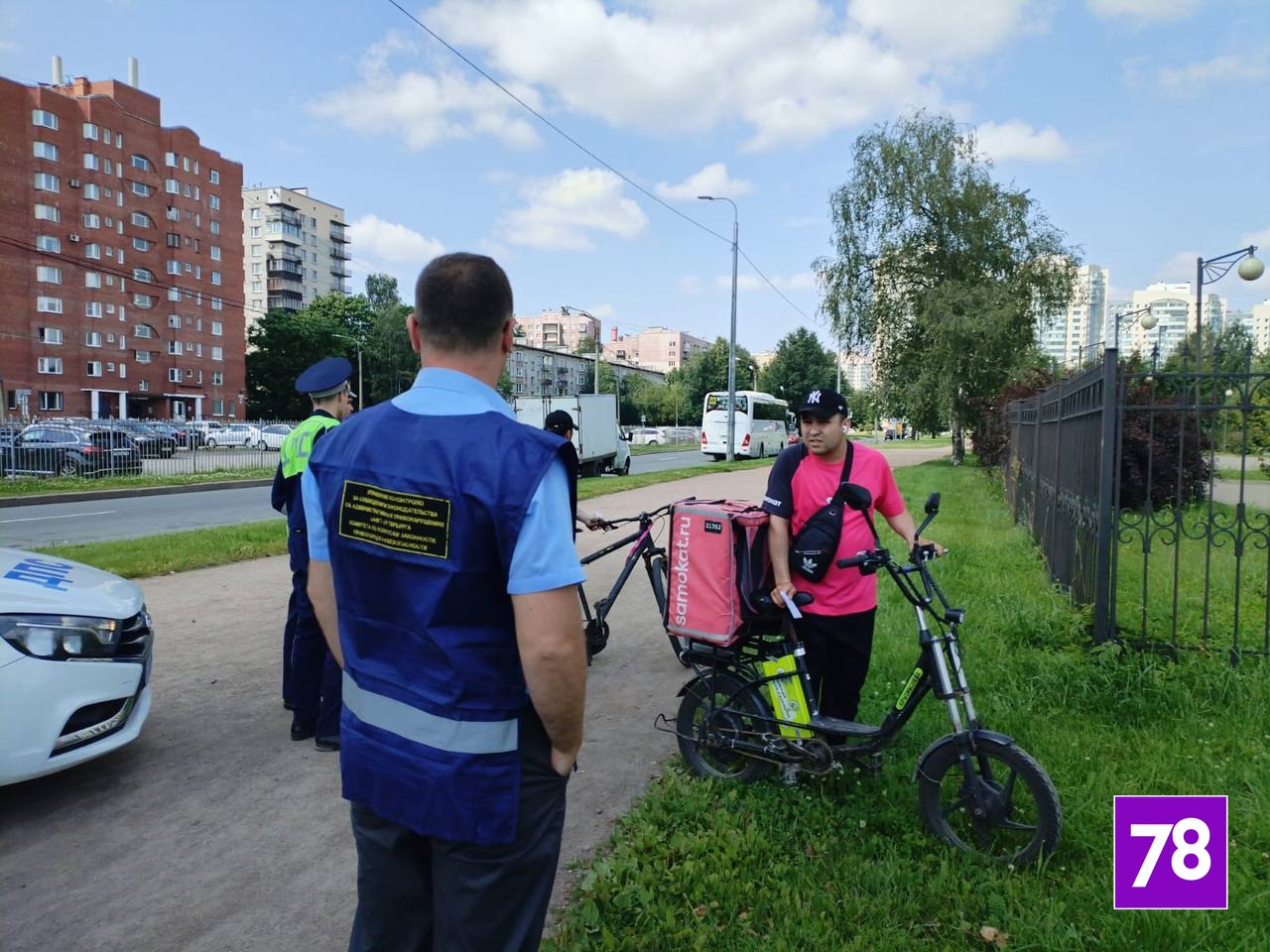В Петербурге проверили, как курьеры соблюдают новые правила передвижения Рейд по контролю за соблюдением ограничений передвижений доставщиков прошли в центре города, об этом сообщили в Комитете по законности и правопорядку Смольного. Нововведения вступили в силу с 15 июля. Теперь курьеры обязаны размещать на одежде, транспортном средстве и сумке идентификационный номер. Кроме того, новые требования касаются внешнего вида и состояния транспорта. Так, курьеру следует быть опрятным, а в темное время суток носить одежду со светоотражающими элементами. За день составили 30 протоколов, при этом штраф за нарушение правил составляет 4 тысячи рублей. пресс-служба Комитета по законности и правопорядку Подписаться Прислать новость