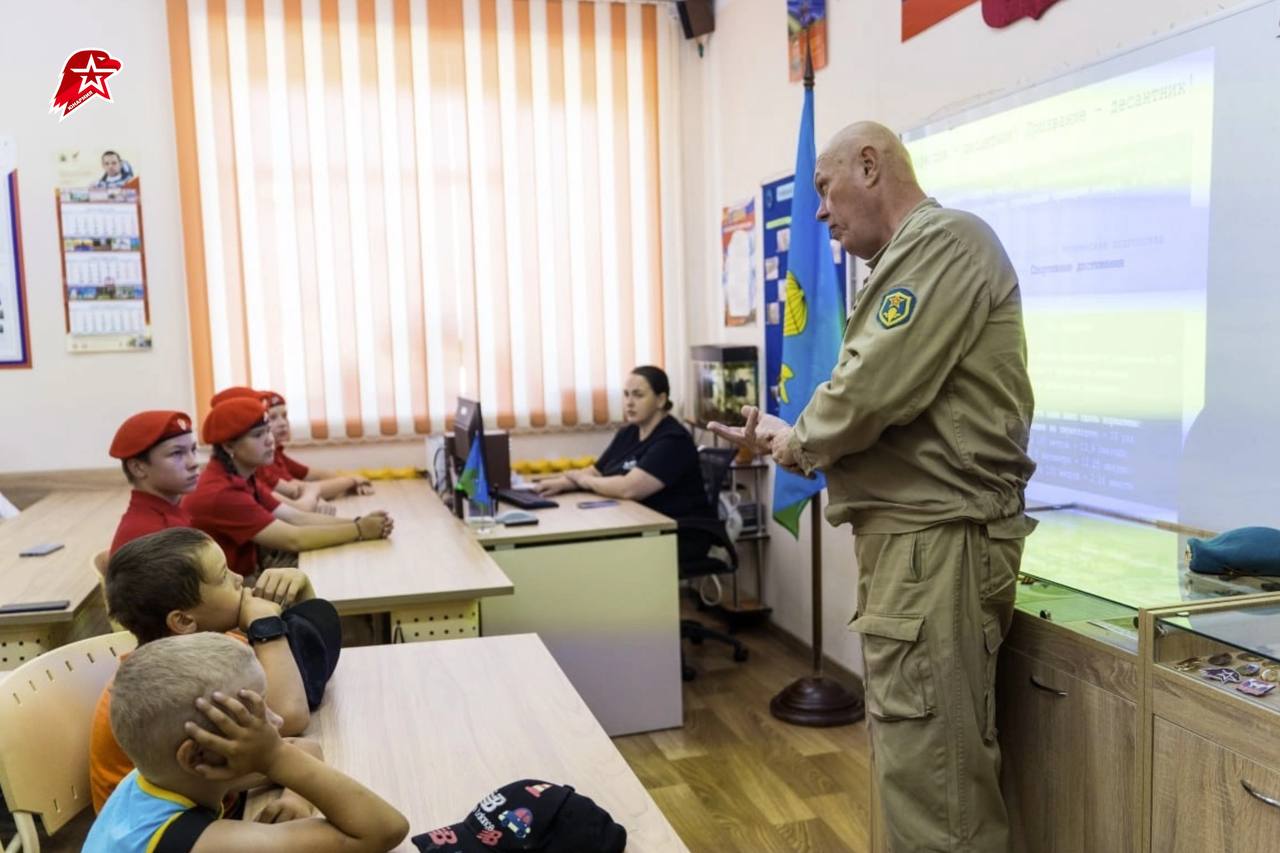 Архангельск готовит будущих десантников: первый шаг к голубым беретам   В преддверии Дня Воздушно-десантных войск более 20 юнармейцев из Архангельска и Приморского района прошли насыщенную программу в учебном центре «Патриот».  Ребята погрузились в историю Великой Отечественной войны, узнали о героизме десантников и вдохновились примерами мужества   На мастер-классе по парашютной подготовке юнармейцы отработали элементы прыжка из самолёта и технику безопасного приземления.   Начало важного пути!   #Юнармия #НовостиРегионов