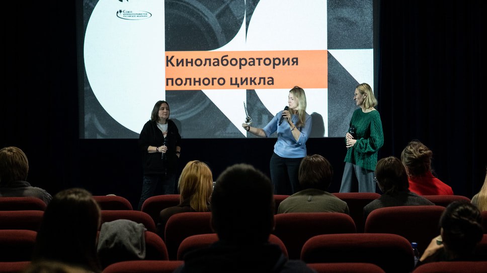 В Ярославле завершилась Кинолаборатория полного цикла образовательная программа Фонда поддержки регионального кинематографа Победителями питчинга стали Артур Радзинский Любовь твоя Анастасия Шкитина В ожидании льда и Константин Пессяников Мне нечего сказать вам на прощание Специальный приз наставников получила Мария Голданова Внутри греха Ярославль стал лидером по числу заявок из 120 претендентов выбрали 20 участников 7 из них из Ярославской области Фото Фонд поддержки регионального кинематографа Еще больше новостей в Telegram канале Ъ Ярославль