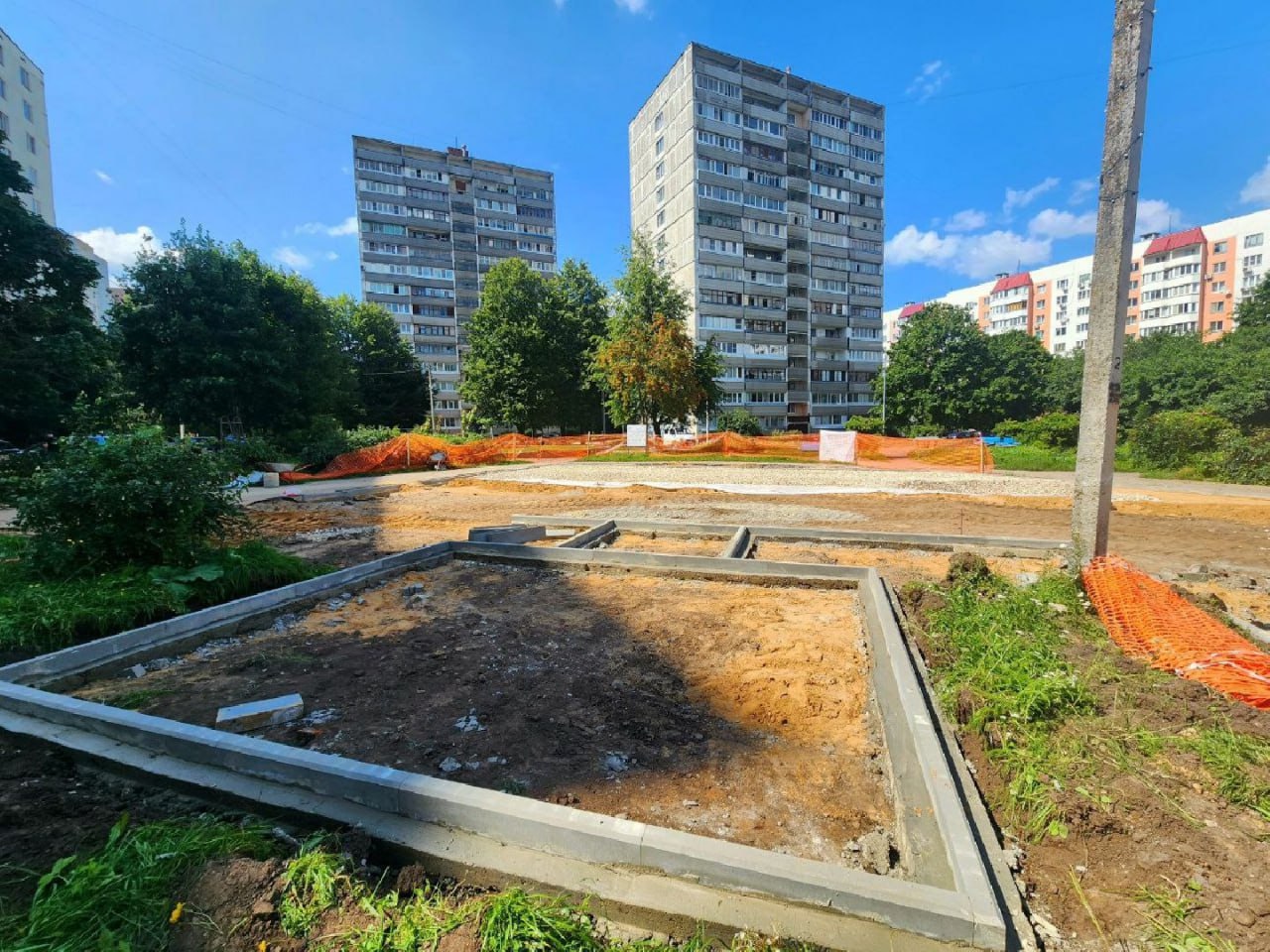 В Пущино строят новую детскую площадку В микрорайоне «Д» города Пущино начались работы по созданию новой детской площадки. Подрядчик уже закладывает основание для игрового комплекса, который будет включать горки, качели, песочницу и лабиринты. Площадка заменит устаревшую и будет соответствовать современным стандартам безопасности. Ожидается, что объект будет готов к сентябрю. Фото: Мария Панина\ Медиабанк Подмосковья
