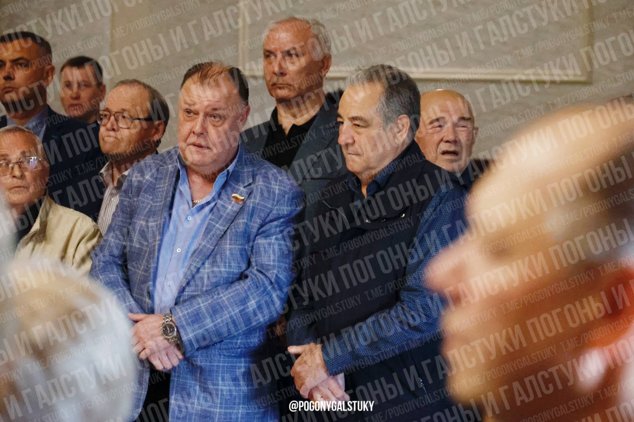 Экс-губернатор Богомолов приехал в Курган на похороны соратника. Сегодня в областном центре прощались с Сергеем Ждановым – бывшим первым заместителем главы Курганской области, экс-директором департамента сельского хозяйства. На похороны также пришли нынешний замгубернатора Наталья Кирилова, бывший замгубернатора Сергей Пугин, депутаты облдумы Александр Брюханов и Александр Обласов.  Главный политический канал Урала