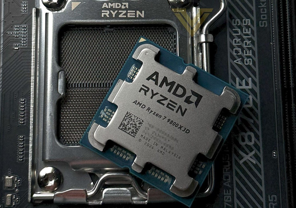 Розничные цены на лучший игровой процессор Ryzen 7 9800X3D начинают приходить в норму после зимнего ажиотажа.   Похоже, что усилия AMD по увеличению поставок помогли рознице, благодаря чему цена на Ryzen 7 9800X3D заметно снизилась в последние дни.   Так, у известного всем   маркетплейса Ryzen 7 9800X3D был замечен в GIGABYTE Official Store по 58к. А известный в узких кругах микро  вовсе предлагает данный CPU по 55к с учетом доставки.   Что же касается крупнейшей барахолки с объявлениями, то там Ryzen 7 9800X3D уже готовы отдавать за 53к. Причем некоторые готовы это делать без предзаказов и предоплаты.     - держим строй и ждем Ryzen 7 9800X3D по 45к   - собираем с Ryzen 7 9800X3D сейчас   - лучше взять Ryzen 7 7800X3D за 40к