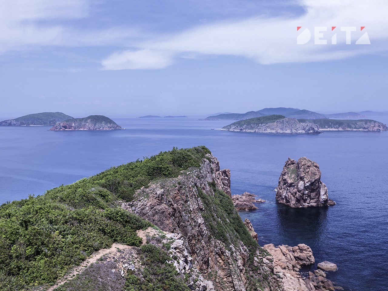 Проект подводной железной дороги между Пусаном и Владивостоком смелая фантазия из Австралии Австралийское издание Merino Homes News опубликовало материал об амбициозном плане строительства подводной железнодорожной магистрали которая якобы должна соединить Южную Корею и Россию по дну океана Авторы статьи утверждают что современные технологии и потребность в эффективной логистике позволяют реализовать старую мечту инженеров визионеров создав прямое сообщение между Пусаном и Владивостоком По задумке зарубежных журналистов такая линия могла бы со временем протянуться и дальше на юг став глобальной транспортной артерией Однако в самом Владивостоке к новости из за океана отнеслись с большим скепсисом Представительство МИД России в приморской столице комментируя публикацию лаконично предложило не сегодня сопроводив анонс ироничным комментарием в своем официальном телеграм канале Очевидно что без межправительственных соглашений и реальных экономических расчетов подобные заявления остаются лишь громкими заголовками в зарубежной прессе а не реальными планами на ближайшее будущее   t me zsprimorye   vk com zsprimorye   ok ru group 53500403712140 Deitaru