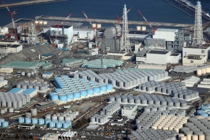 Ученые из России, Китая и ряда других стран проверят сброс воды с аварийной атомной станции "Фукусима-1" в Японии. В МИД Японии сообщили, что с 26 по 30 мая на АЭС "Фукусима-1" будет работать комиссия Международного агентства по атомной энергии МАГАТЭ . Эксперты проверят систему сбросы воды с тритием и проконтролируют то, насколько вода очищена от радиоактивных частиц. В составе группы будут эксперты из России, Китая, Австралии, США, Великобритании, Франции, Аргентины, Южной Кореи и других стран. Первая подобная инспекция прошла в октябре 2024 года. Фото: EPA/Vostock-photo SakhalinMedia Прислать новость