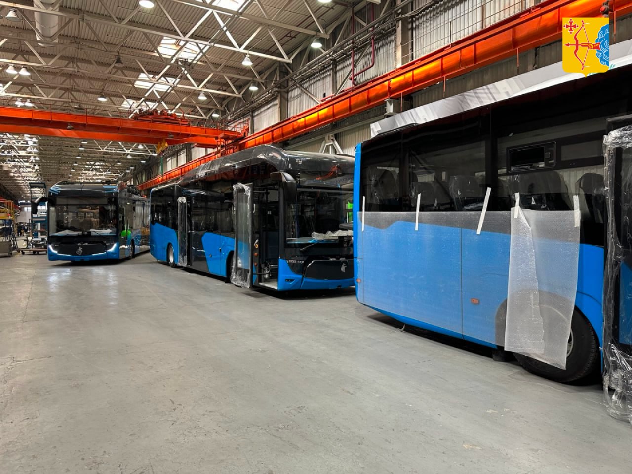 Кировская область планирует закупить более 100 новых автобусов с привлечением механизмов лизинга. Заявки в федеральный центр уже направлены. В случае одобрения направленных заявок Кировская область в 2025 году намерена объявить конкурс. Накануне первый заместитель председателя правительства региона Алексей Жердев и министр транспорта Алексей Петряков посетили завод НЕФАЗ в Нефтекамске. Они обсудили с руководством компании перспективы обновления пассажирского транспорта в регионе и вопросы эксплуатации пассажирского транспорта. Ранее на площадке Международного экономического форума «Россия — Исламский мир: KazanForum 2025» губернатор Кировской области Александр Соколов встречался с генеральным директором ПАО «КАМАЗ» Сергеем Когогиным. На встрече также обсуждались планы по сотрудничеству. Покупка новых автобусов ведется в рамках национального проекта «Инфраструктура для жизни». Кировская область