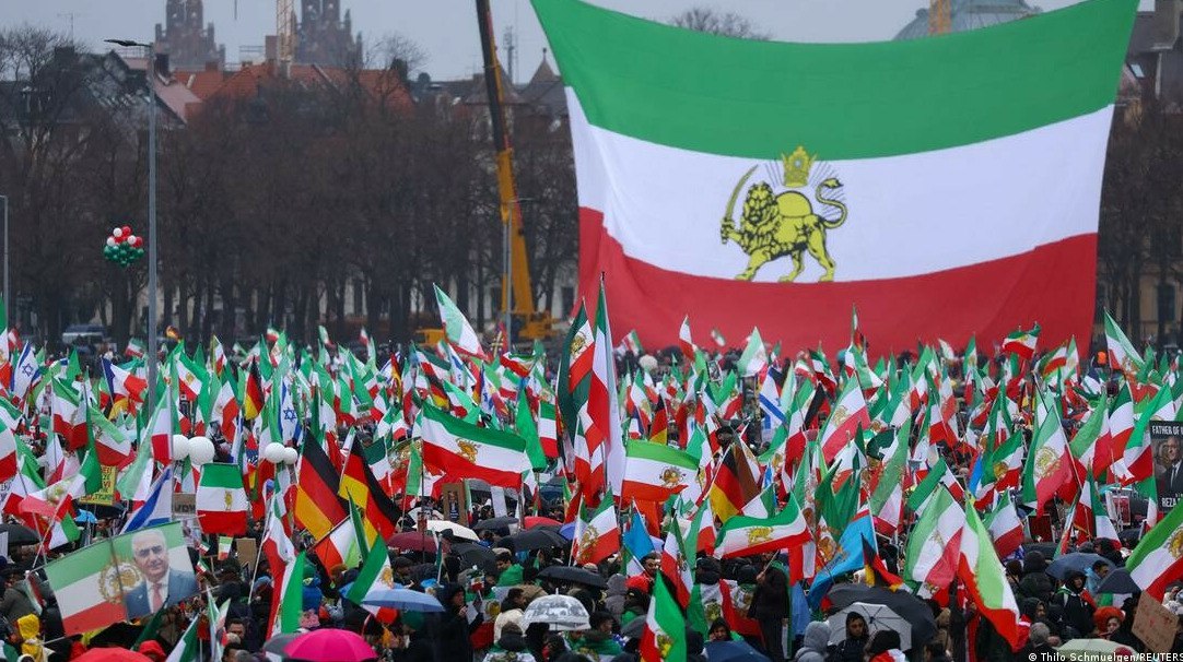 В Мюнхене 250 тысяч человек вышли на митинг против режима аятолл Во время Мюнхенской конференции по безопасности в городе прошел митинг против режима аятолл в котором приняли участие 250 тысяч человек передает ArbatMedia Об этом сообщает Deutsche Welle ссылаясь на информацию от полиции Участники акции вышли на улицы с флагами Ирана которые использовались до 1979 года до того как к власти пришли исламисты Демонстранты выразили несогласие с политикой текущих властей страны Мюнхенская конференция по безопасности является одним из крупнейших международных форумов где обсуждаются вопросы глобальной безопасности и внешней политики Прислать новость