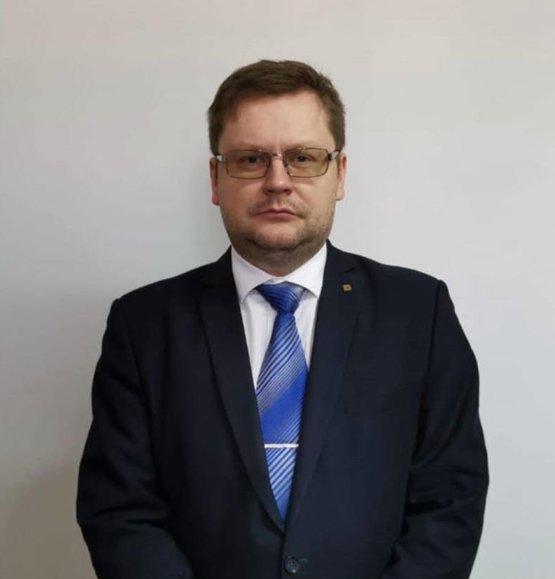 Неизвестный напал на руководителя крупного оборонного предприятия в уральском Кургане По информации СМИ, вчера вечером руководитель предприятия «Курганприбор» Андрей Кондратьев возвращался домой с работы, когда на него набросился мужчина с молотком. Несколько раз ударив Кондратьева по голове, преступник скрылся. Сейчас инженер в больнице. Нападавшего разыскивают. «Курганприбор» производит широкий спектр продукции для оборонного комплекса, в том числе авиационные ракеты.
