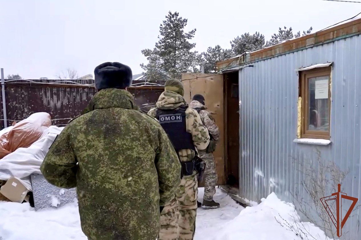 Спецназ Росгвардии оказал содействие в проведении мероприятий по соблюдению миграционного законодательства в Воронеже В межведомственном рейде приняли участие бойцы ОМОН Центр Управления Росгвардии по Воронежской области представители администрации МВД и СК России В ходе мероприятия проверены документы на законность пребывания и осуществления трудовой деятельности на территории Российской Федерации у 58 граждан иностранных государств Десять человек были доставлены в отдел полиции для дальнейшего разбирательства   Росгвардия Центральный округ Центральный округ в Max