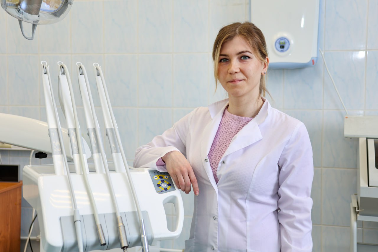 В НовГУ разрабатывают систему автоматизации для стоматологов В НовГУ завершилась Школа молодого ученого курс лекций и практических занятий направленный на формирование у студентов научно исследовательских компетенций Заключительным этапом работы Школы молодого ученого НовГУ стало участие ее слушателей в международной научно практической конференции Цифровые горизонты современные вызовы информатики и вычислительной техники которая проходила в рамках Международного форума молодых ученых на базе Политехнического института В рамках конференции был представлен проект способный изменить подход к диагностике в стоматологии Студентка Политехнического колледжа НовГУ Любовь Складник работает над сервисом по автоматическому анализу ортопантомограмм сложных панорамных снимков челюстей Автоматизация это не просто удобство а насущная потребность современной медицины пояснила Любовь Складник Мы стремимся к тому чтобы анализ стал быстрее точнее и объективнее Наша система должна не только видеть зубы но и понимать их состояние находить скрытые патологии и помогать врачу в постановке диагноза Подробнее на сайте Самые горячие новости НовГУ только в МАХ Подписывайся Образование   Голосуй за канал