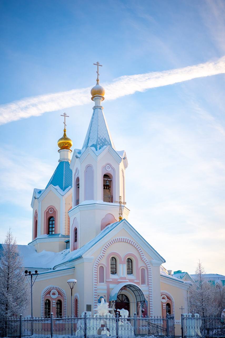 Уважаемые салехардцы Сегодня в нашем городе началась подготовка к светлому зимнему празднику Крещению Господню Уже расчищена площадка для обустройства купелей мужской и женской Традиционно их разместят в районе лодочной станции На месте будут размещены пункты обогрева с горячим чаем и выпечкой организована культурная программа 19 января в 7 30 утра в Храме святых апостолов Петра и Павла пройдёт праздничная Божественная литургия В 9 45 начнётся крестный ход к купелям Для удобства маломобильных групп будет организован автобус который после завершения священнодействия направится обратно в Храм Праздничная служба в Кафедральном Преображенском соборе пройдёт в полночь с 18 на 19 января