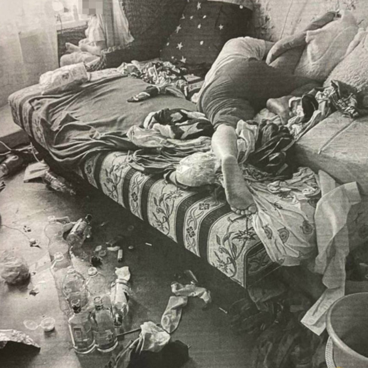 Мать не исполнявшую обязанности по воспитанию детей привлекли к ответственности Инспектор ПДН составил административный протокол в отношении 34 летней жительницы Советска за неисполнение родительских обязанностей по содержанию и воспитанию детей На момент визита инспектора женщина находилась в состоянии сильного алкогольного опьянения в квартире присутствовали ее сыновья в возрасте 6 и 8 лет предоставленные сами себе В квартире были неудовлетворительные санитарно гигиенические условия по полу разбросаны упаковки от продуктов питания стеклянные бутылки мусор и различные вещи Дети принимали пищу сидя на полу В настоящее время жизни и здоровью детей ничего не угрожает они переданы бабушке Сообщили в УМВД России по Калининградской области