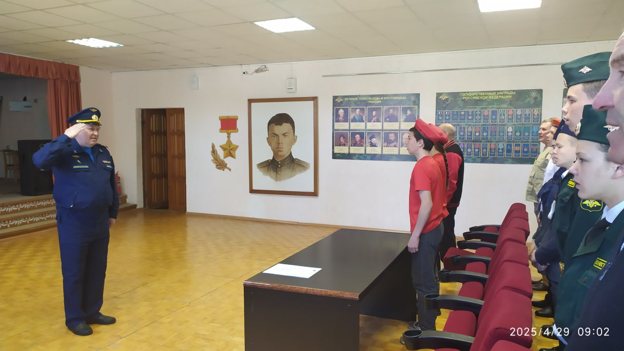 В Ульяновской области состоялся региональный этап Всероссийского детско-юношеского фестиваля «Ворошиловский стрелок»!  Он проходил с 28 по 29 апреля на базе учебно-методического центра военно-патриотического воспитания «Авангард».  34 девушки и юноши в составе 17 команд общеобразовательных организаций боролись за звание победителей состязания.  Ребятам предстояло пройти четыре конкурсных испытания: продемонстрировать метание спортивного снаряда, отжимание, точность стрельбы из пневматического оружия, а также показать творческие номера, посвященные патриотической тематике.  По итогам соревнований места распределились следующим образом:   – Зеленорощинская средняя школа Ульяновского района  – Выровская средняя школа Майнского района  – Средняя школа № 2 р.п. Новая Майна Мелекесского района  Отметим, что команда-победитель представит регион на Всероссийском этапе состязания, который пройдет этой осенью в Анапе.  Поздравляем ребят и педагогов с успешным выступлением!