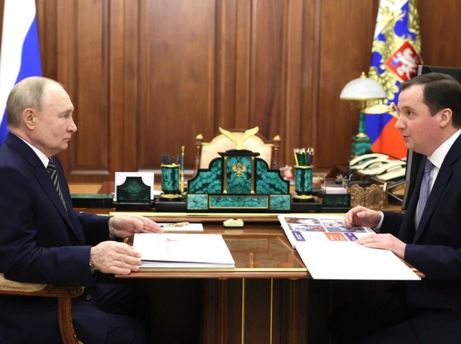 Губернатор Архангельской области доложил президенту России о реализованных проектах в сфере ЖКХ Рассказывая Владимиру Путину о модернизации сетей региона, Александр Цыбульский сделал акцент на инвестиционной деятельности компании «РВК-Архангельск». Одним из ярких примеров инновационного подхода в реконструкции объектов ЖКХ губернатор назвал реконструкцию Центральной насосной канализационной станции. Благодаря этому проекту удалось заменить трубопроводы большого диаметра без отключения городской системы канализации и полностью модернизировать станцию. За это компания «РВК-Архангельск» была отмечена на федеральном уровне. — Мы активно занимаемся модернизацией коммунальной инфраструктуры и достигли значительных результатов. За последние пять лет заменили 238 километров сетей, что намного больше, чем в предыдущую пятилетку, когда было заменено всего 66 километров. В следующем пятилетнем плане мы ставим цель заменить 400 километров, что значительно улучшит качество коммунальных услуг для 140 тысяч жителей, — отметил Александр Цыбульский в докладе Владимиру Путину. Фото с сайта президента РФ