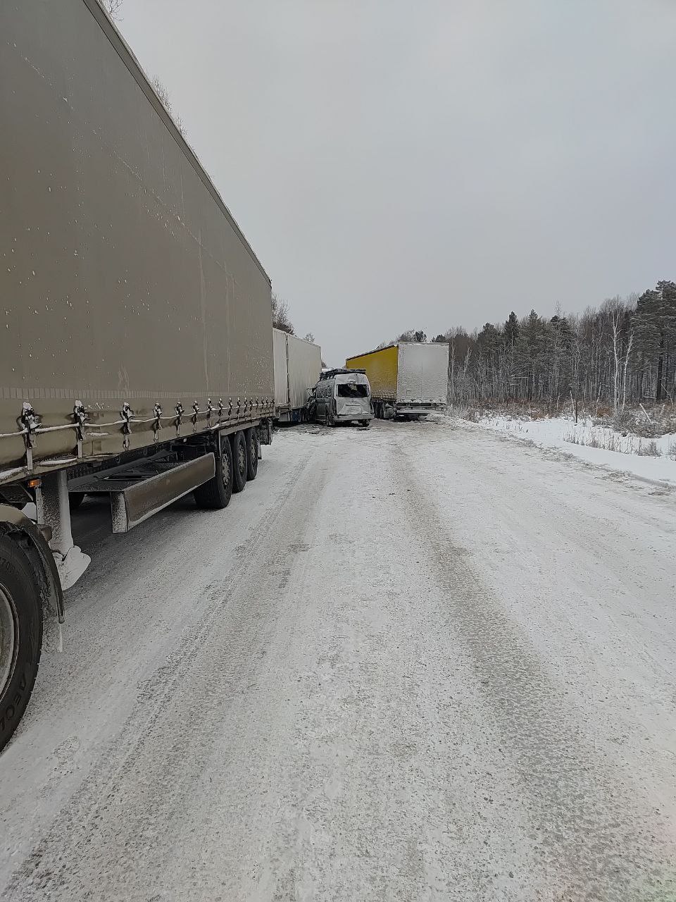 Прокуратура Кабанского района контролирует установление обстоятельств ДТП Предварительно установлено что 01 12 2025 на 315 км федеральной автодороги Байкал водитель грузового автомобиля Джифанг совершил столкновение с впереди идущим автомобилем Тойота Хайс От удара Тойота Хайс выехал на полосу встречного движения где столкнулся с грузовым автомобилем Донгфенг В результате ДТП пострадали водитель и два пассажира автомобиля Тойота Хайс В настоящее время движение на указанном участке осуществляется по одной полосе Новости Бурятии