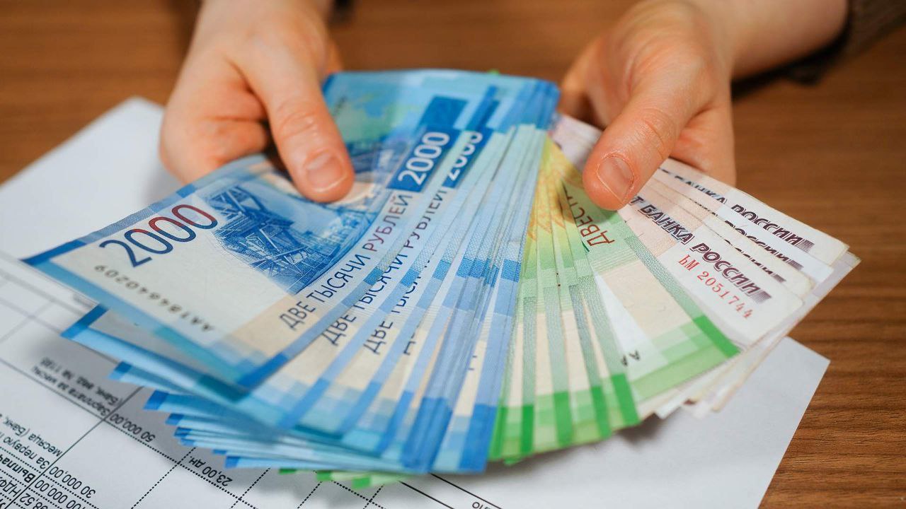 В 2026 году в России вступят в силу точечные изменения трудового законодательства затрагивающие порядок оплаты труда правила предоставления отпусков и механизмы защиты работников Хотя масштабных реформ не ожидается корректировки направлены на усиление гарантий для отдельных категорий граждан в том числе участников специальной военной операции а также на повышение минимальных стандартов в сфере труда