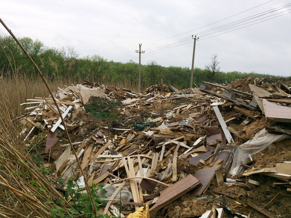 Рекордный штраф за порчу земли в Чувашии собственнику выставили счёт на 16 5 млн рублей В Чувашии Росприроднадзор предъявил одно из самых крупных исковых требований за ущерб почве Владельцу земельного участка в деревне Хирле Сир выставили счет на 16 5 миллионов рублей На площади более 2000 квадратных метров долгое время хранились строительные отходы Владелец не позаботился о защитном экране что привело к загрязнению почвы и нарушению природоохранного законодательства Специалисты рассчитали сумму ущерба и направили собственнику официальное требование одобровольной компенсации Если он не заплатит в установленный срок Росприроднадзор обратится в суд для принудительного взыскания всей суммы Чувашия экология Росприроднадзор штраф земля нарушения