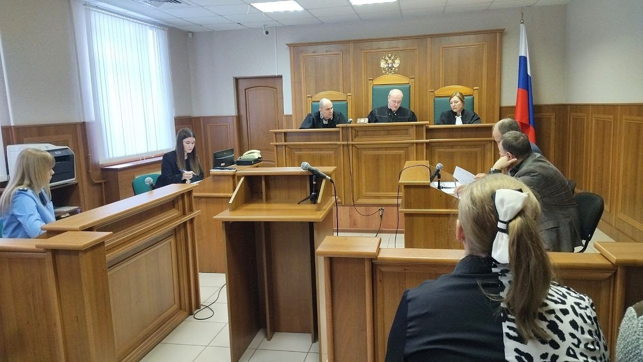 Изменили приговор водителю мопеда сбившему насмерть 5 месячную девочку ДТП произошло вечером 20 июля 2025 года в посёлке Ишня Ростовского округа Ярославской области 26 ноября 2025 года в Ростовском районном суде водителю дали семь лет лишения свободы с отбыванием наказания в колонии поселении Государственный обвинитель и мать погибшей девочки не согласились с приговором считая его чрезмерно мягким и обжаловали его в Ярославском областном суде Заседание с пересмотром решения суда прошло 9 февраля 2026 года Осужденному изменили приговор на отбывание срока в колонии общего режима В остальном решение суда оставили без изменений Ярославский областной суд Новости без интернета читайте в MAX