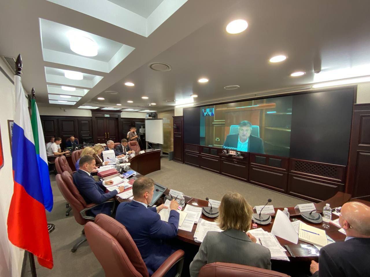 Дмитрий Демешин сообщил что Москва одобрила заявку на казначейский инфраструктурный кредит в размере 2 7 млрд рублей Об этом стало известно на заседании президиума правительственной комиссии по региональному развитию во главе с вице премьером РФ Маратом Хуснуллиным Теперь край сможет построить новые магистральные водоводы в Хабаровске и его пригороде Существенный шаг мастер плана Хабаровской городской агломерации создание сетей водоснабжения и водоотведения для новых и действующих потребителей на территории застройки Дальневосточного квартала в Железнодорожном и Краснофлотском районах Хабаровска в мкр им Горького и в с Мирное Эффект к 2030 году увидят более 25 тыс человек Благодарю Марата Шакирзяновича Хуснуллина Минстрой России Фонд развития территорий и задействованные федеральные министерства за поддержку