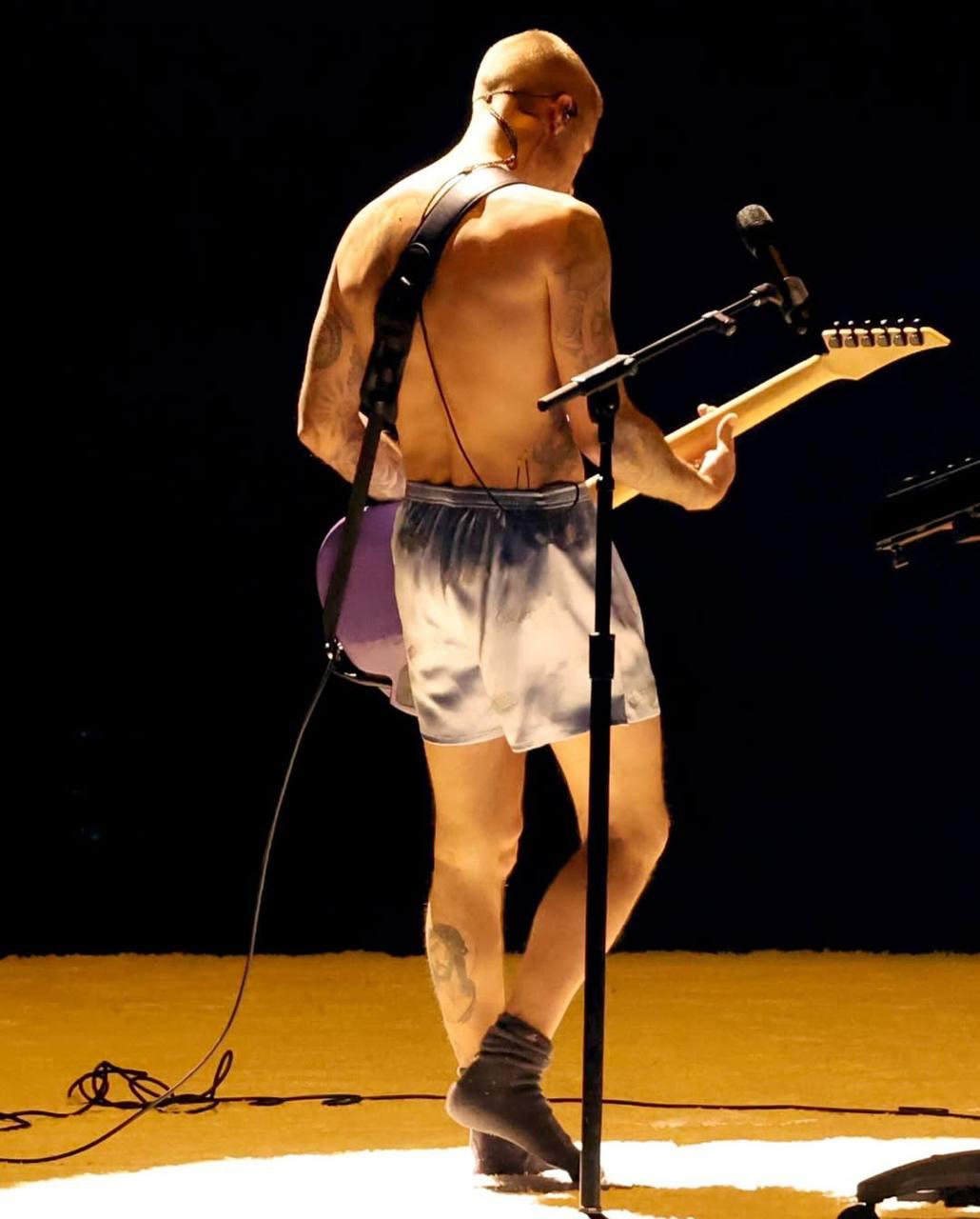 Прошедшей ночью в Лос Анджелесе прошла ежегодная церемония Грэмми Кратко рассказываем об итогах   Альбом года Debí Tirar Más Fotos Bad Bunny Это первый полностью испаноязычный альбом удостоенный этой награды   Лучший рэп альбом Кендрик Ламар GNX С 26 ю статуэтками он теперь является самым титулованным рэпером в истории премии   Песня года Wildflower Билли Айлиш   Лучшее сольное поп исполнение Лола Янг Messy   Лучший современный кантри альбом Jelly Roll Beautifully Broken   Запись года Luther Кендрик Ламар и SZA   Лучший поп альбом Леди Гага Mayhem   Лучший новый артист Оливия Дин   Лучший урбан альбом Bad Bunny Debí Tirar Más Fotos   Джастин Бибер спел Yukon появившись на сцене в одних носках и боксерах от собственного бренда SKYLRK а также засветил свою новую татуировку с изображением Хейли   Многие знаменитости появились на ковровой дорожке со значком Ice Out отсылающим к протесту против американской иммиграционной службы которая творит беспредел в Штатах