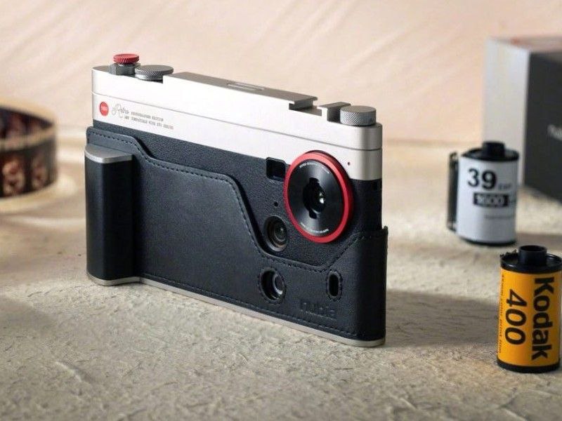 Nubia Z70S Ultra Photographer Edition Китайцы представили специальную версию своего "монстра" мобильной фотографии: - Главный сенсор 50 Мп с фирменной оптикой 35 мм, как у профессиональных камер - Телевик 64 Мп с оптической стабилизацией - Макро-сверхширик для съёмки с 2,5 см - Сменные объективы вплоть до 400 мм И всё это в корпусе с влагозащитой IP69, процессором Snapdragon 8 Elite и подэкранной фронталкой. Самая топовая версия обойдется всего в ~71 000 рублей